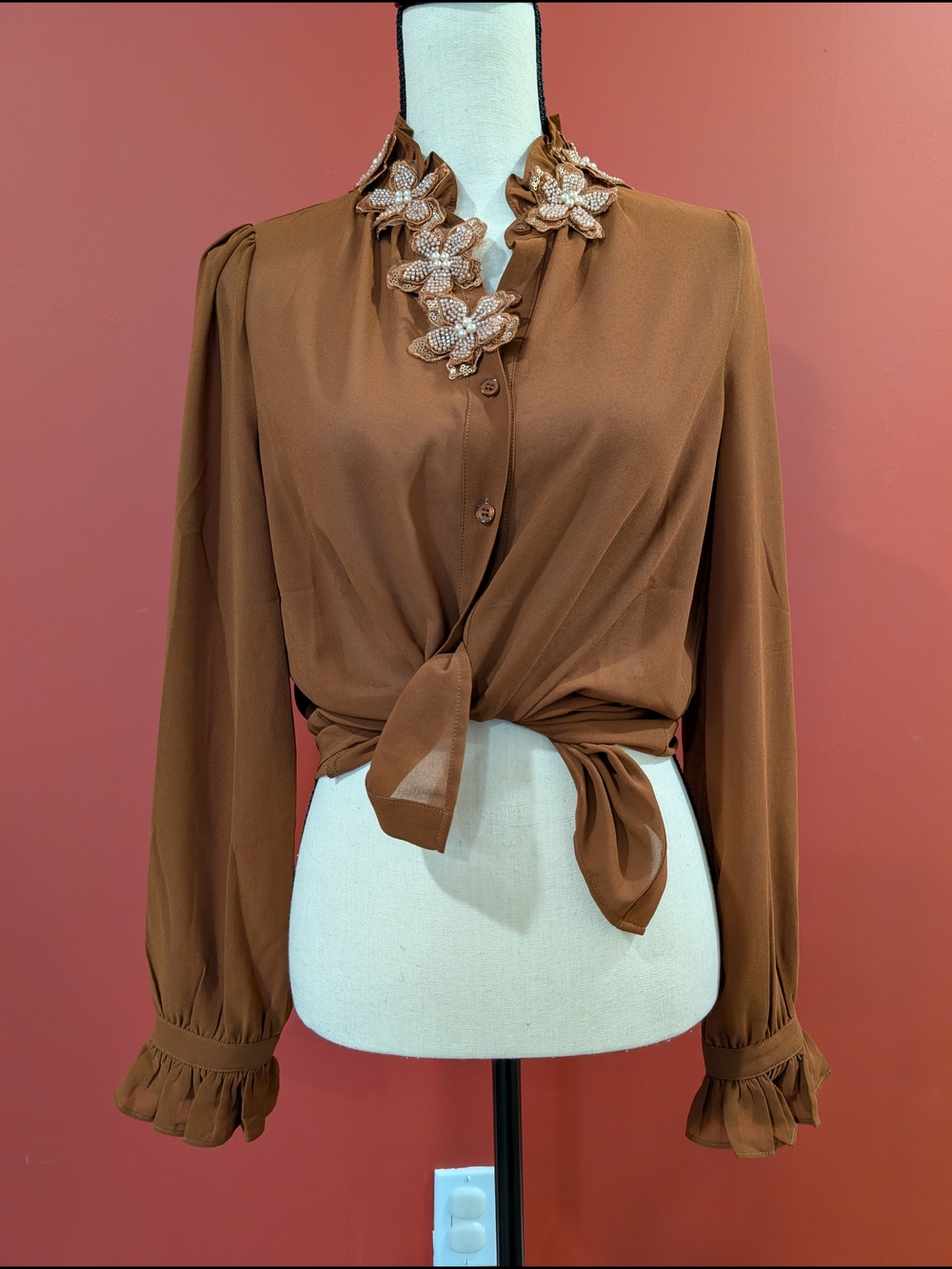 🌹NWOT🌹Women's Brown Tie-Front Floral Applique Blouse